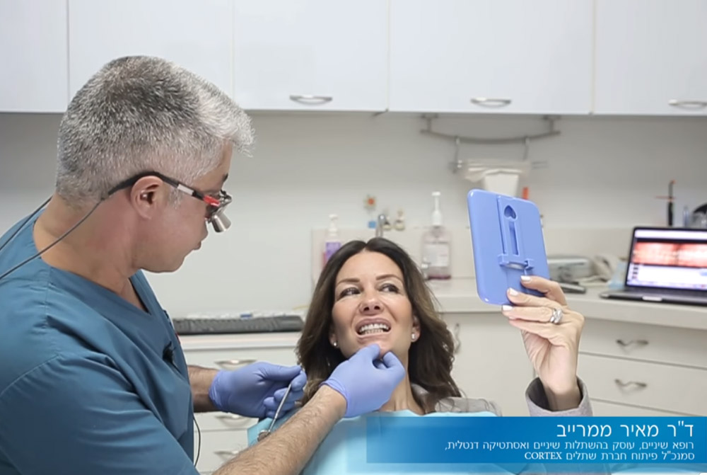 ד"ר מאיר ממרייב במהלך טיפול השתלת שיניים ממוחשבת