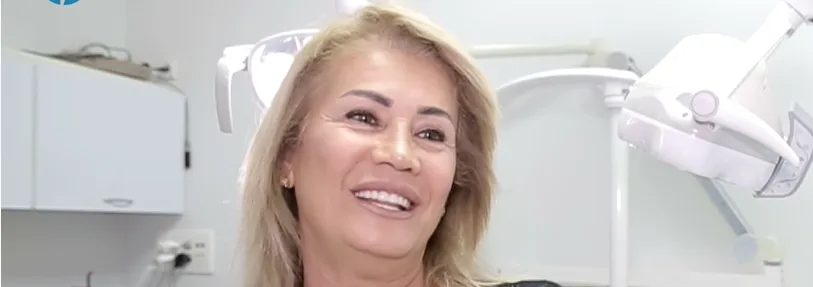 לקוחה לאחר יישור שיינים