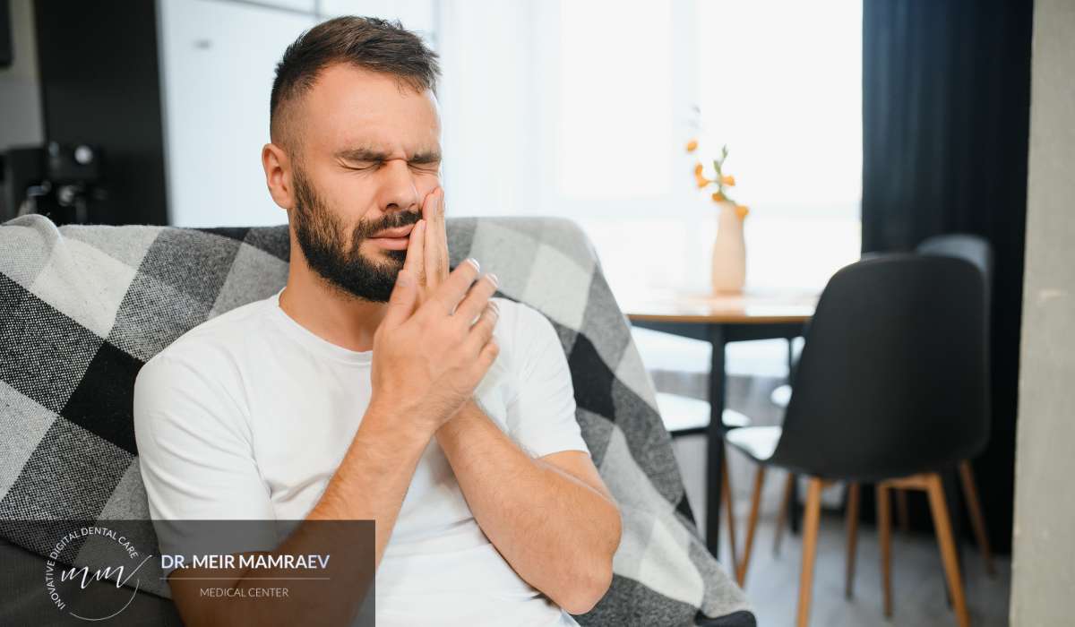 מטופל לאחר עקירת שן הסובל מכאב באזור הלסת, המחשה קלינית למצב של מכתשית יבשה ולצורך באבחון וטיפול דנטלי מקצועי.